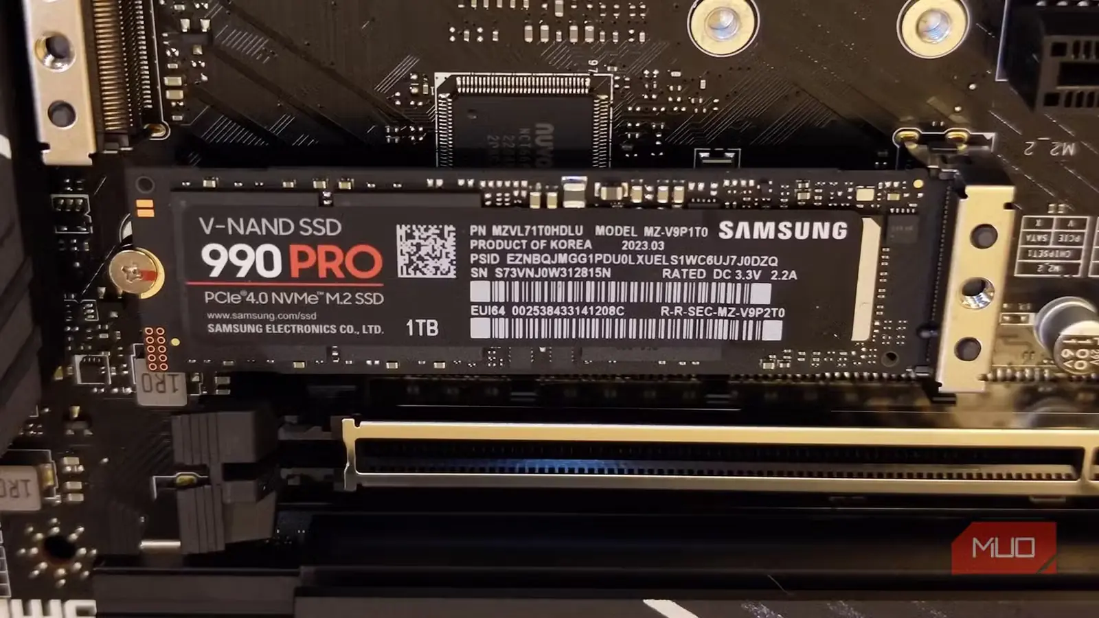 درایو Samsung 990 Pro NVMe SSD درون محفظه محافظ