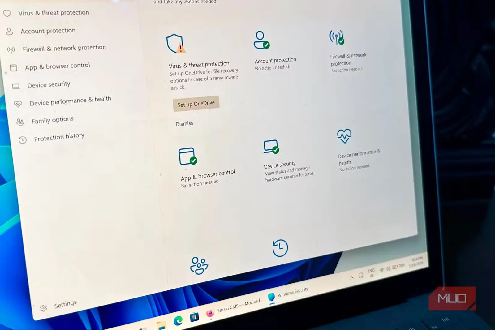 صفحه امنیت ویندوز بازشده روی لپتاپ Windows
