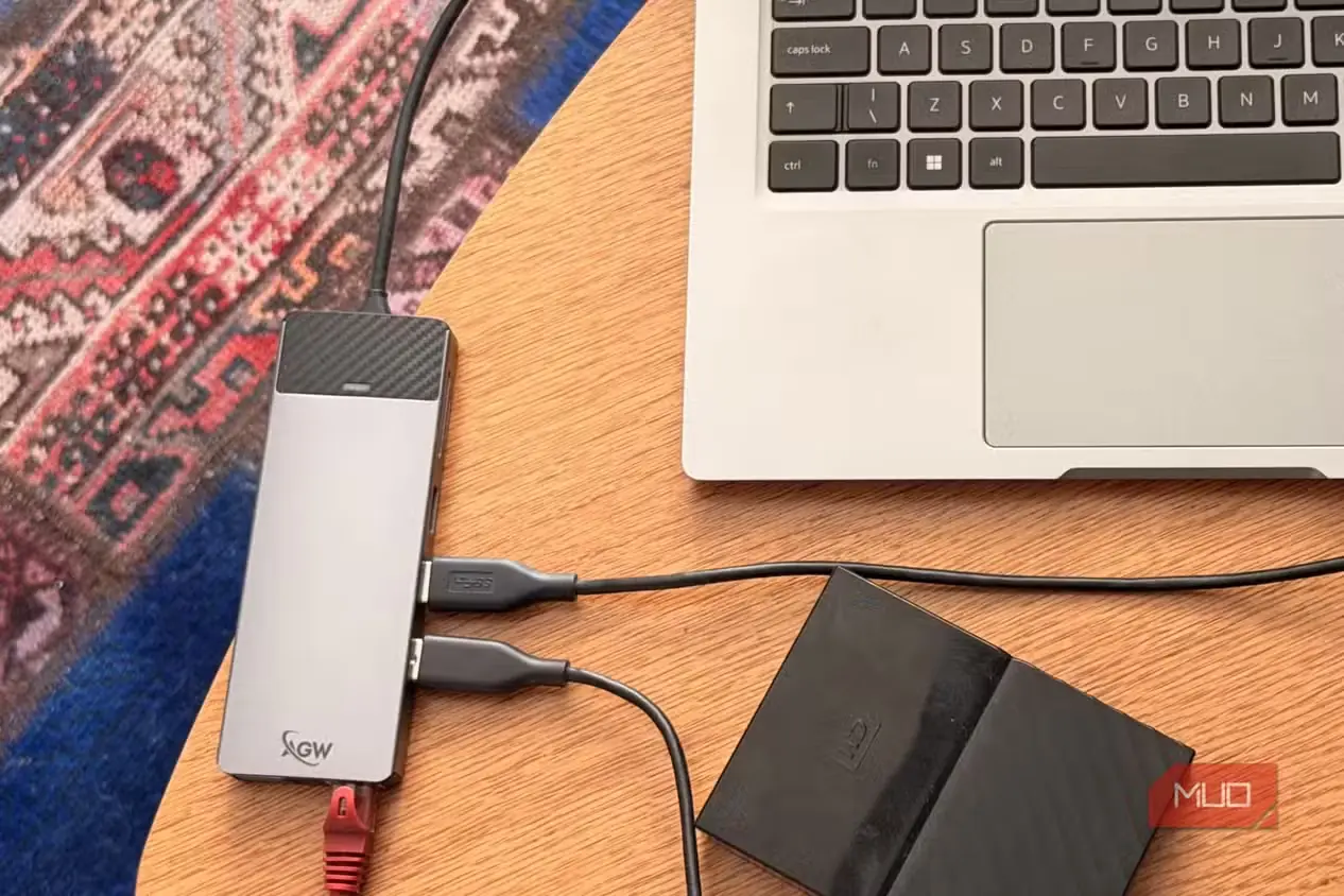 نمای نزدیک Dell Latitude متصل به هاب USB-C Thunderbolt در کنار هارد خارجی