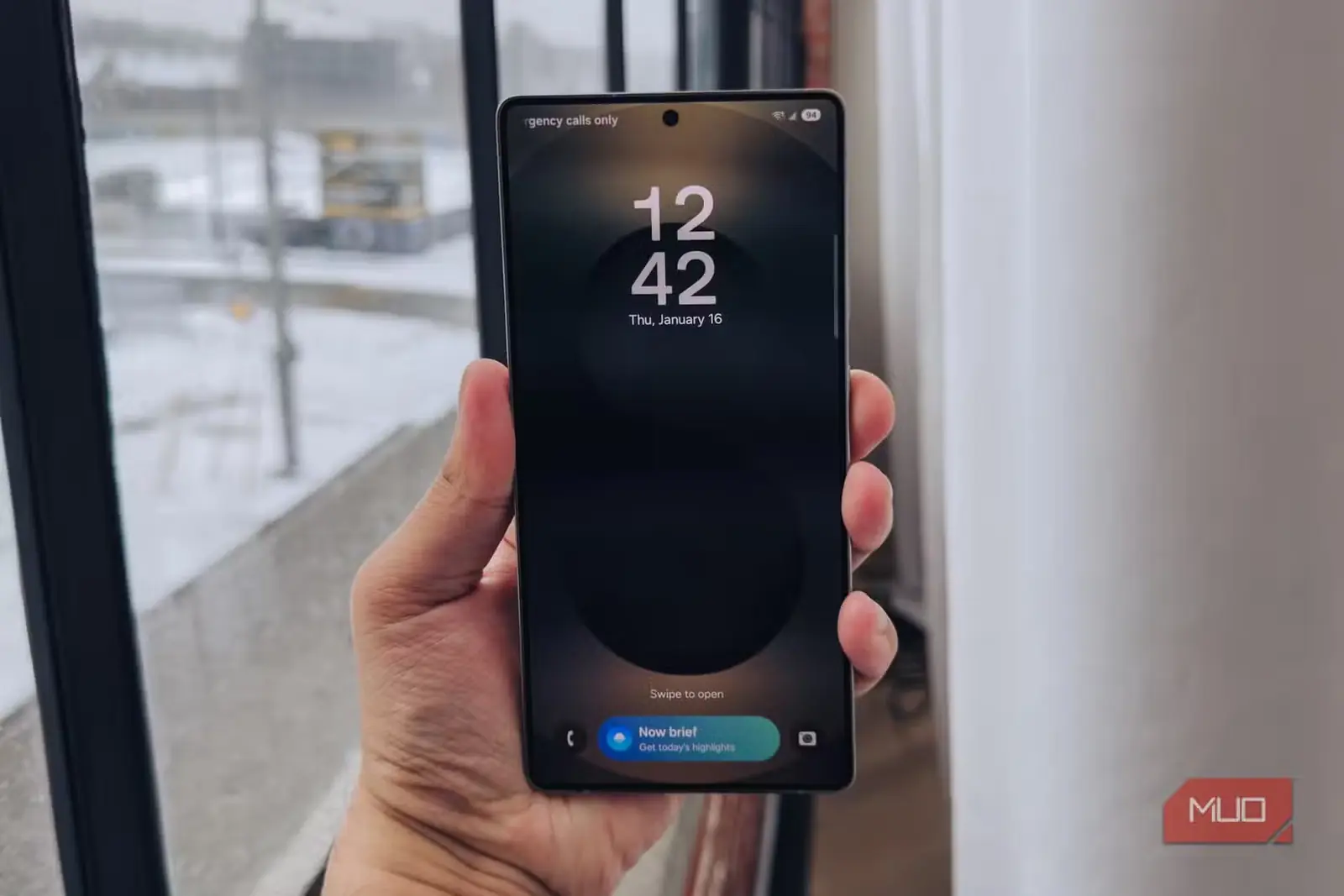 صفحه قفل Samsung Galaxy S25 Ultra با ناو بریف در برابر پنجره