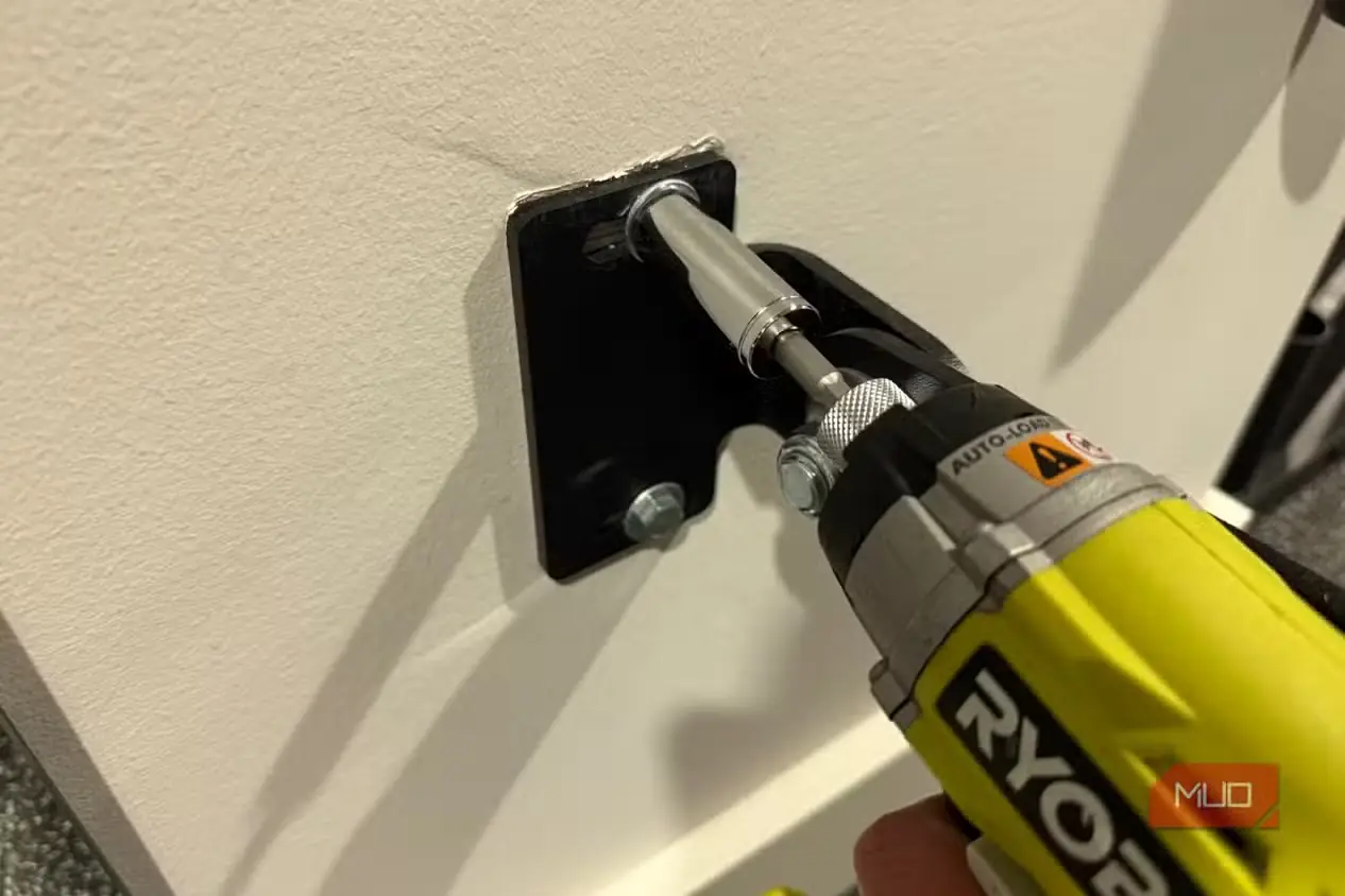 پیچگوشتی ضربهای Ryobi روی پیچ و مهره