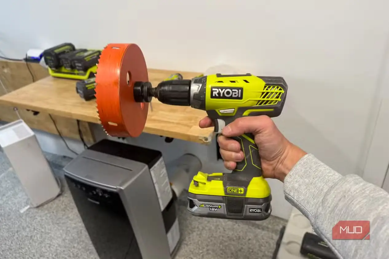 دریل Ryobi با گردبر 9 اینچی در دست