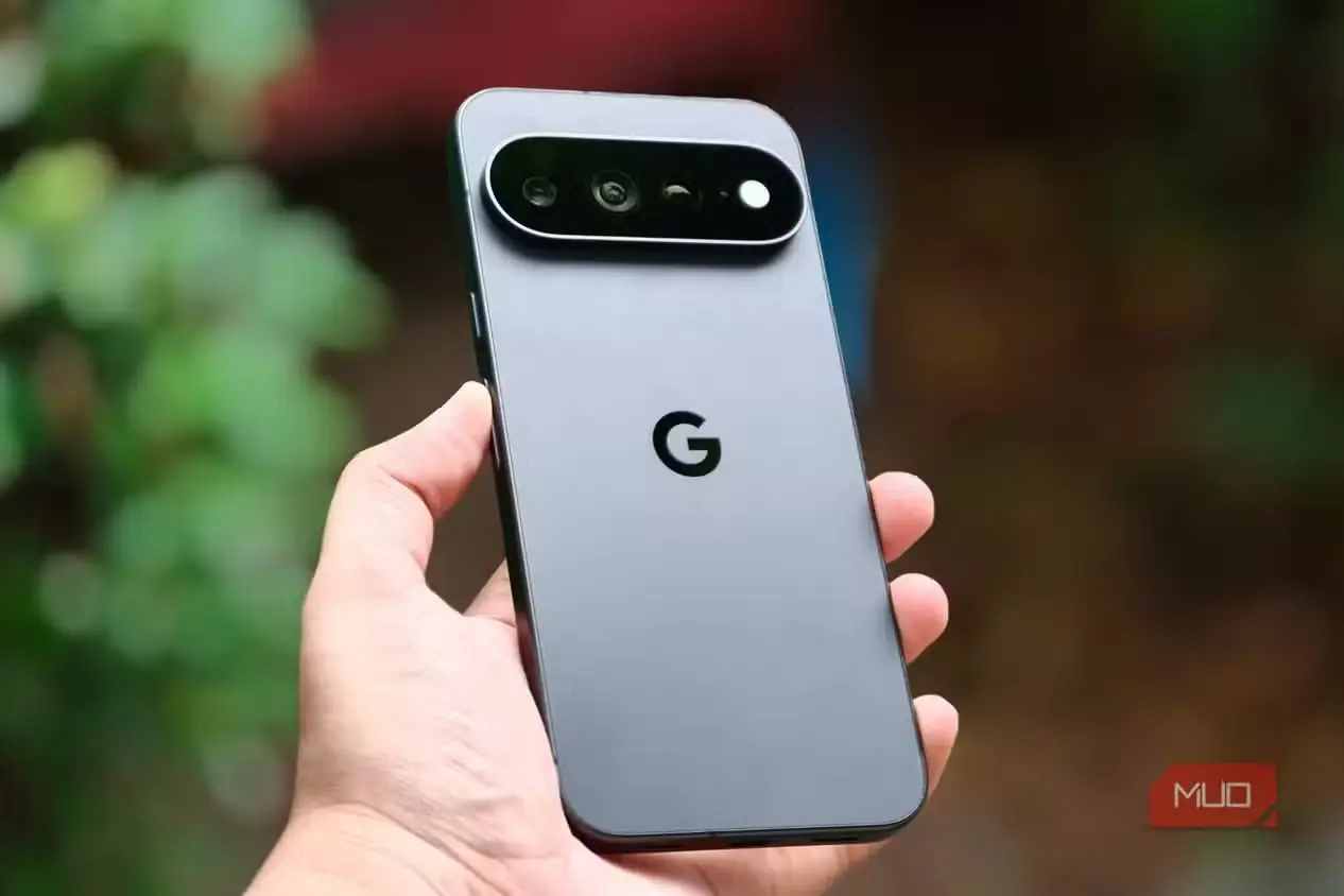گوشی Google Pixel 11 Pro XL در دست یک نفر