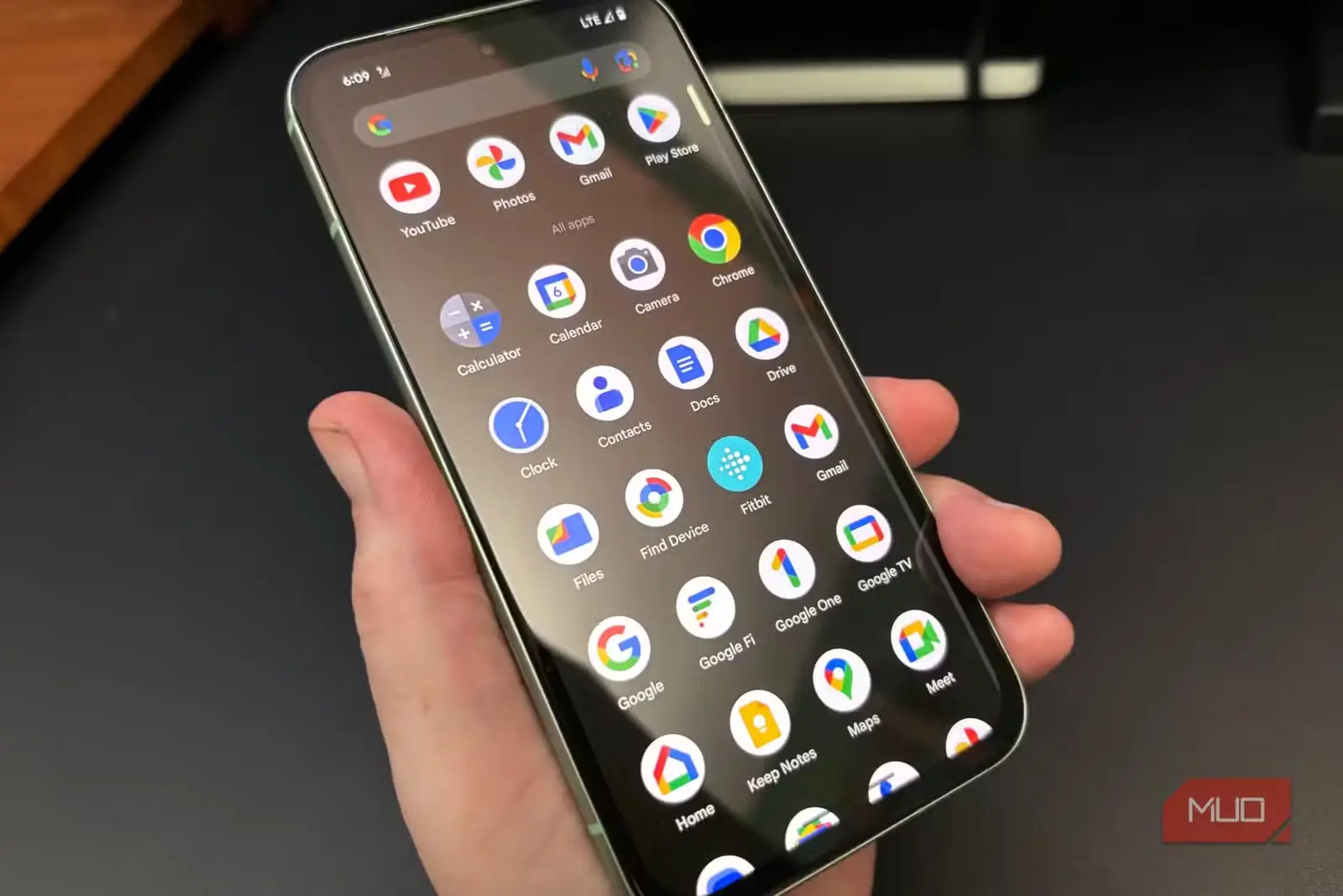فردی در حال نمایش منوی برنامهها روی گوشی Google Pixel 8a