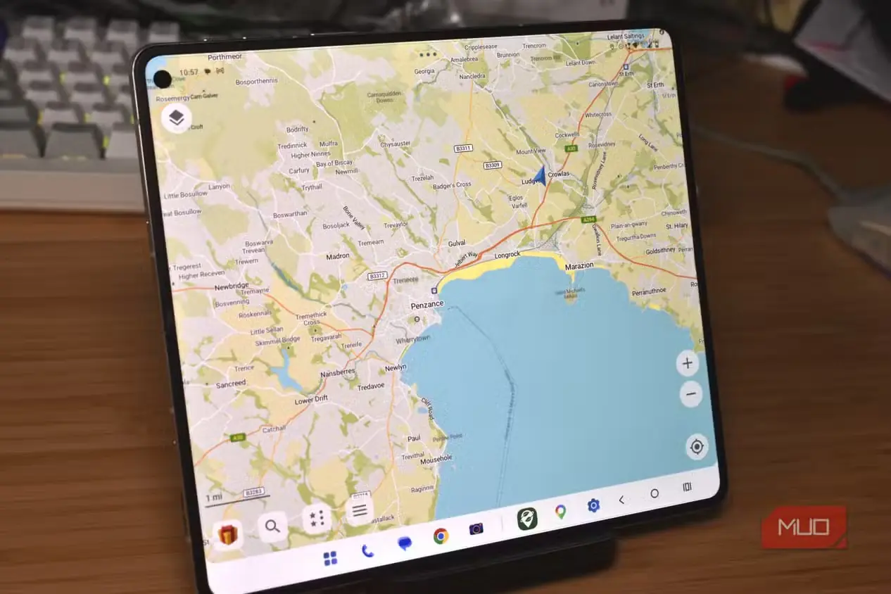 نمای مسیریابی Organic Maps با نشانگر جهت روی گوشی تاشو