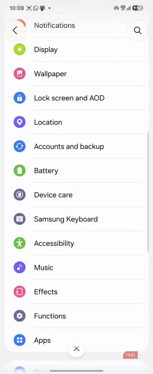 منوی تنظیمات Android با گزینههای اعلانها، نمایشگر، تصویر زمینه، صفحه قفل و باتری