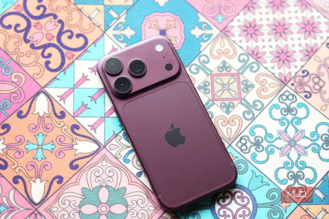 گوشی iPhone 18 Pro روی چهارپایه