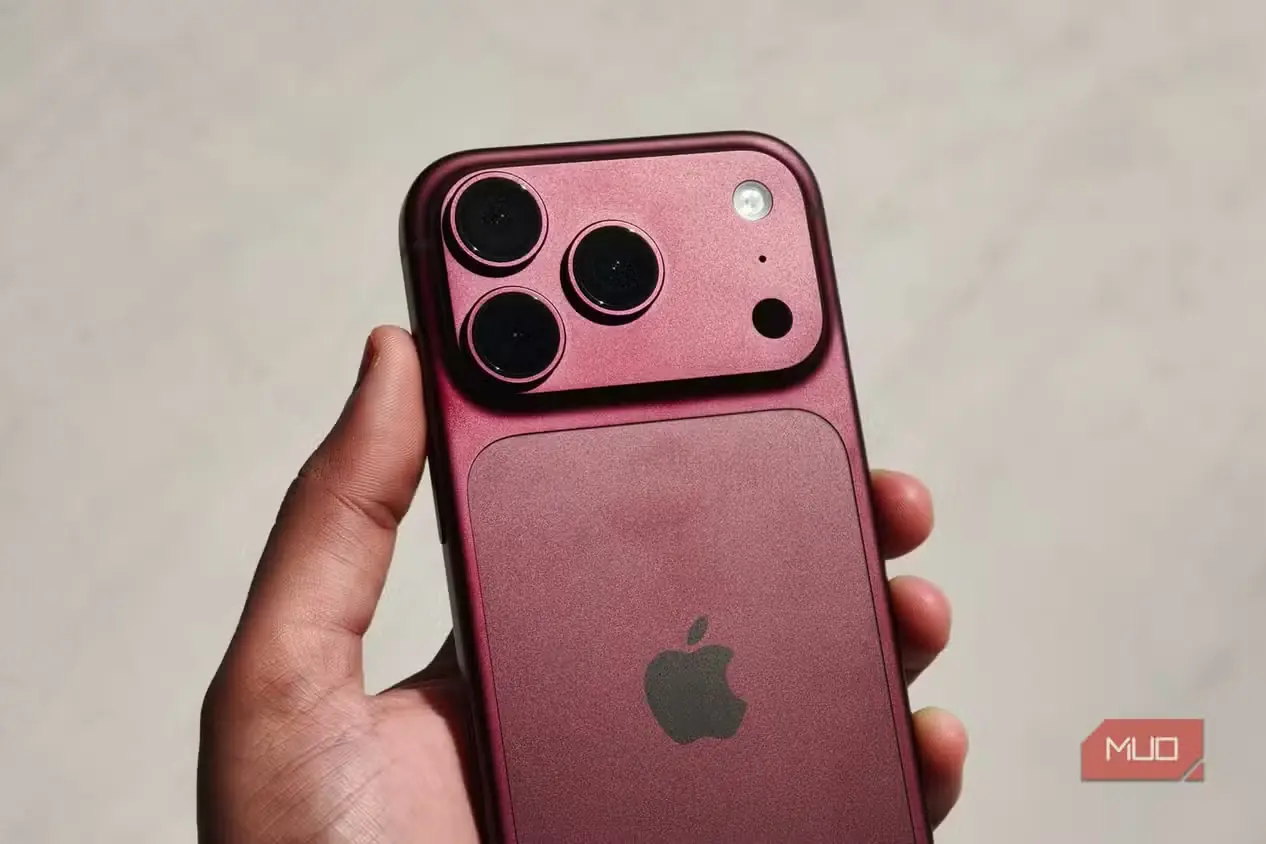 گوشی زرشکی‌رنگ iPhone 18 Pro در دست یک نفر