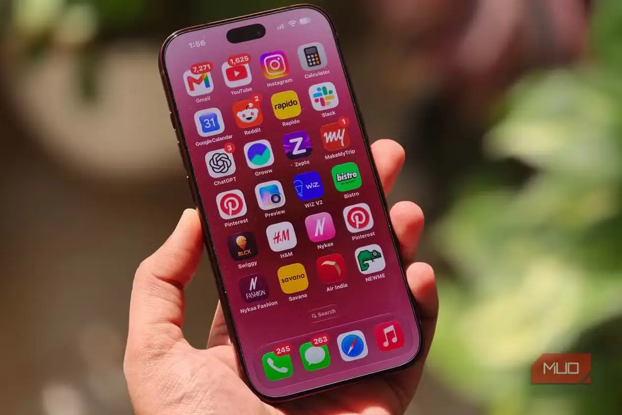 صفحه اصلی بازشده iPhone 18 Pro در دست یک نفر