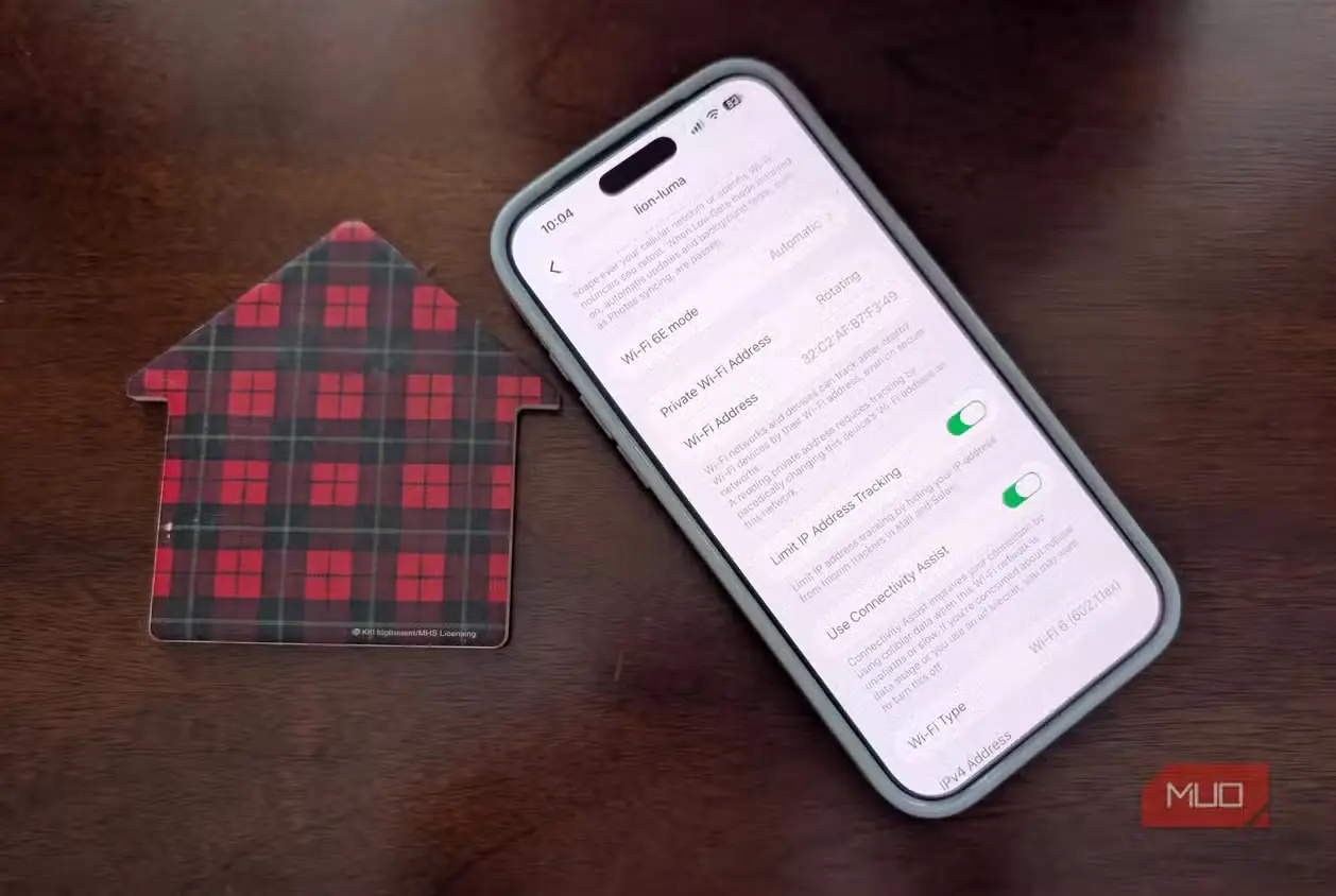 صفحهٔ Wi-Fi در آیفونِ روی میز
