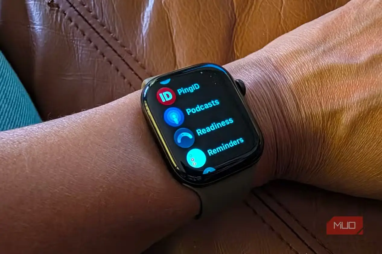 نمای Apple Watch Series 12 روی مچ دست و فهرست برنامه‌ها شامل آمادگی
