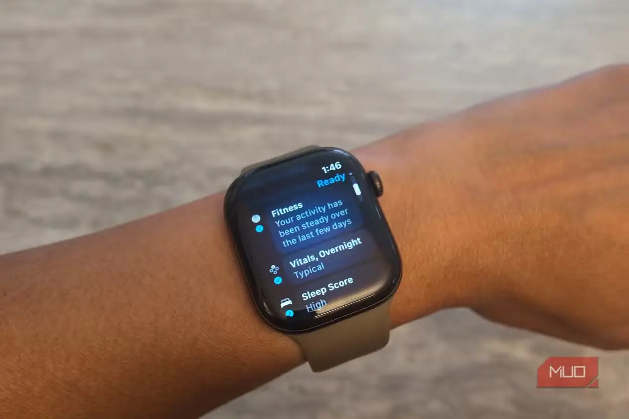 نمای Apple Watch Series 12 روی مچ دست با جزئیات امتیاز آمادگی