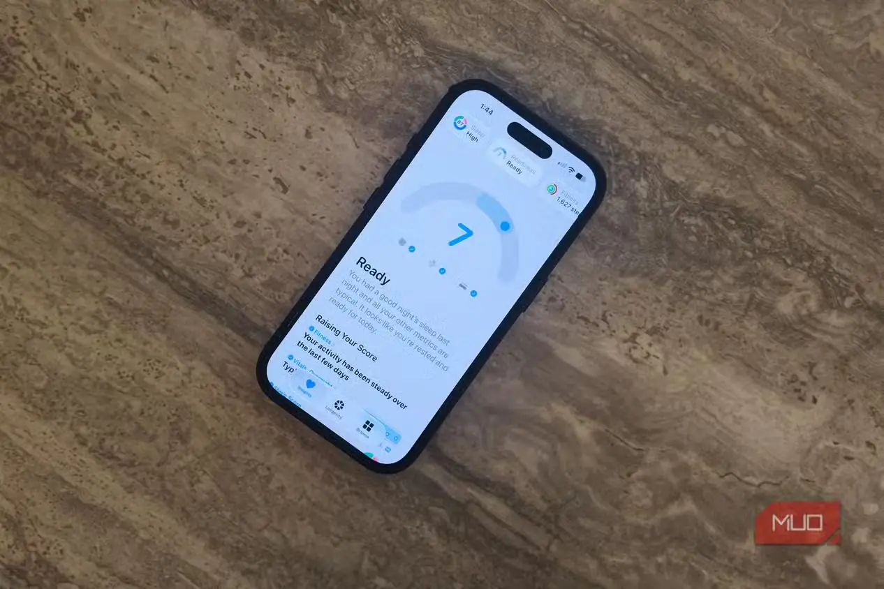 نمای بالایی iPhone و برنامه Apple Health با امتیاز آمادگی