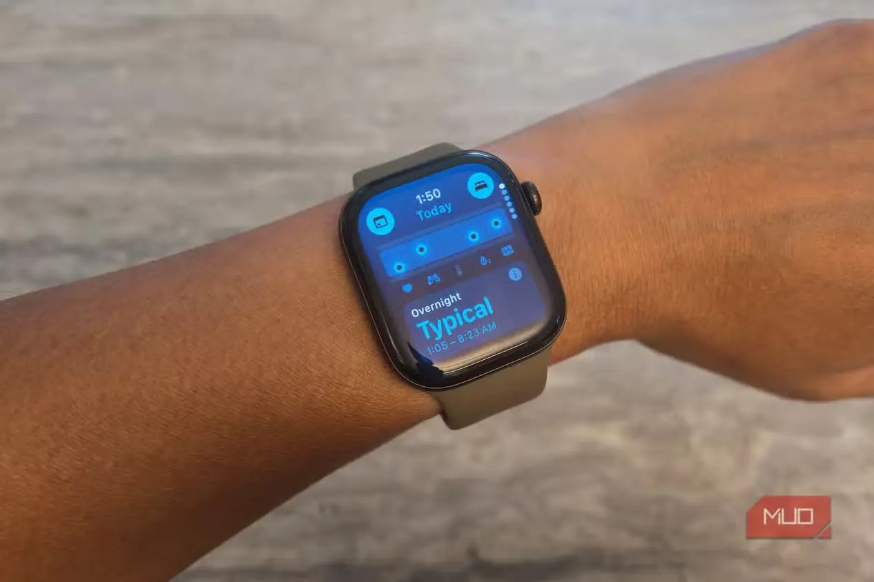 نمای Apple Watch روی مچ دست با برنامه Vitals