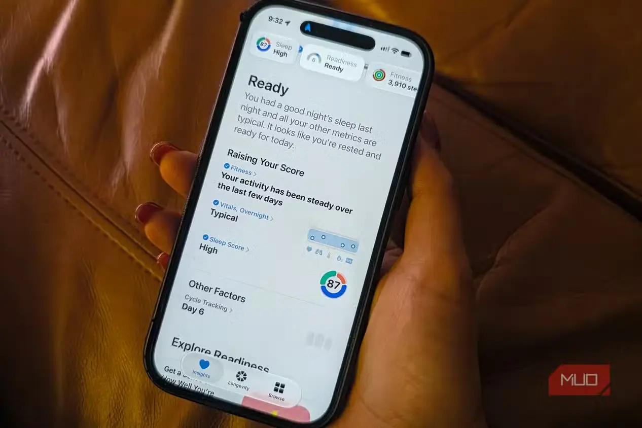 نمای iPhone در دست با امتیاز آمادگی در برنامه Health