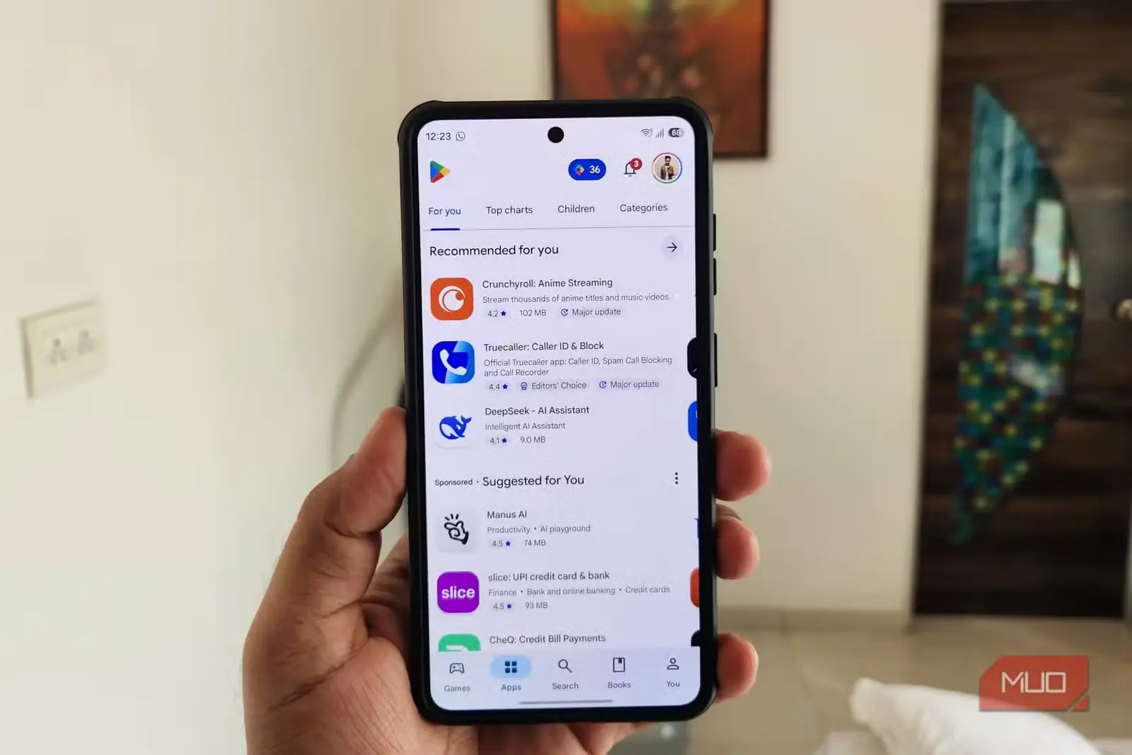 گوشی Android در دست با صفحه Play Store