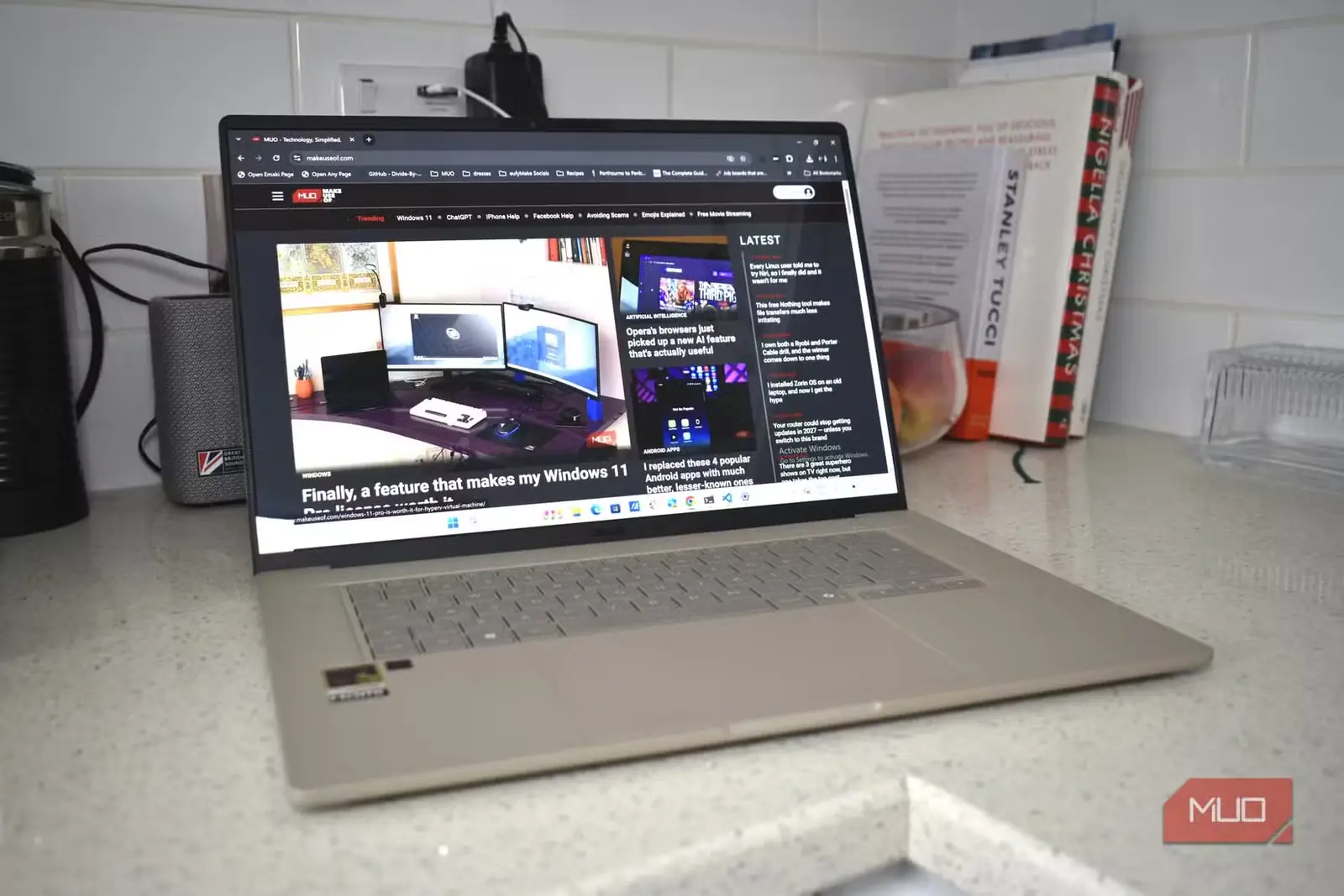 لپتاپ ASUS Zenbook A16 با صفحه باز وبسایت MUO