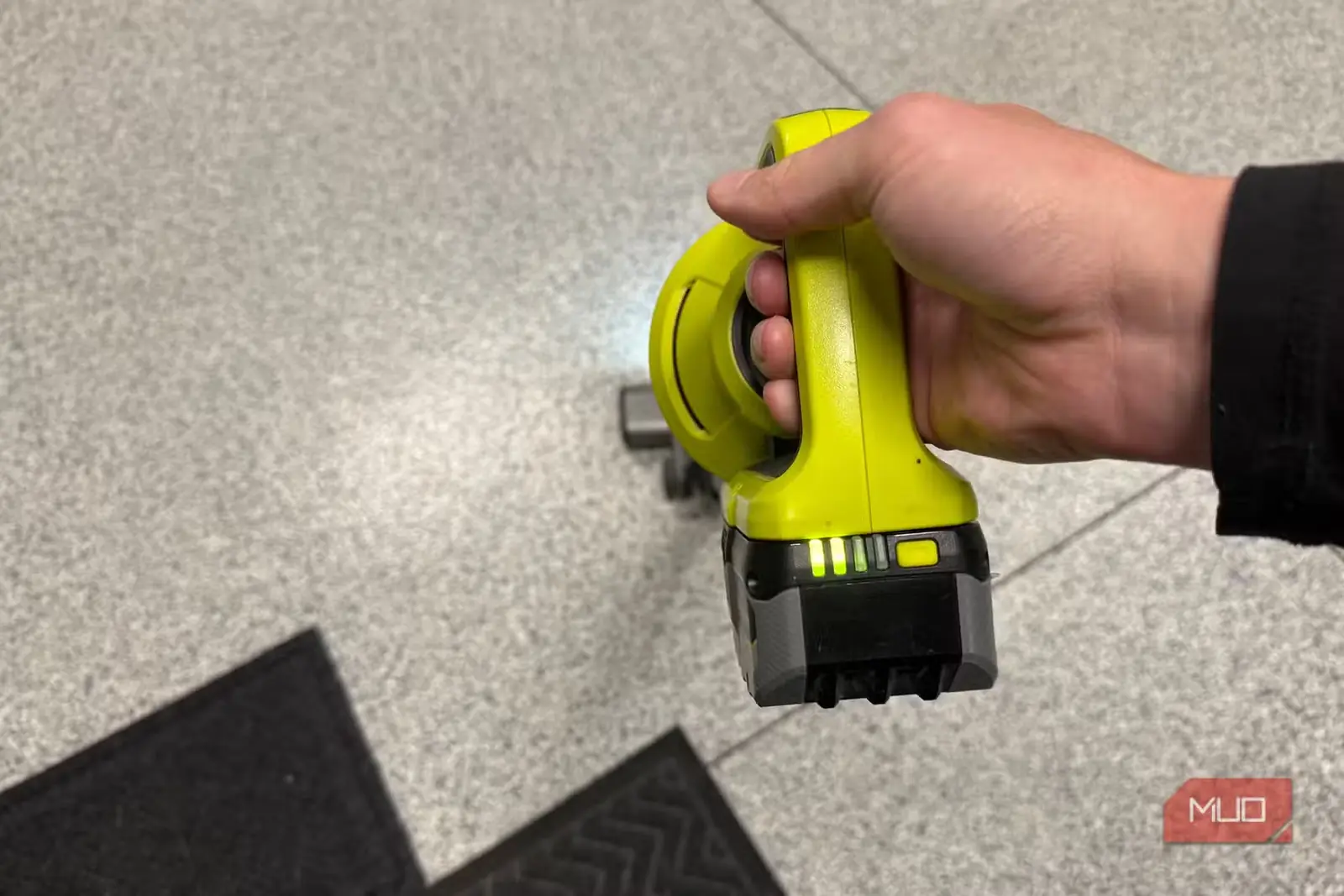 چراغهای باتری Ryobi روی جاروبرقی عصایی