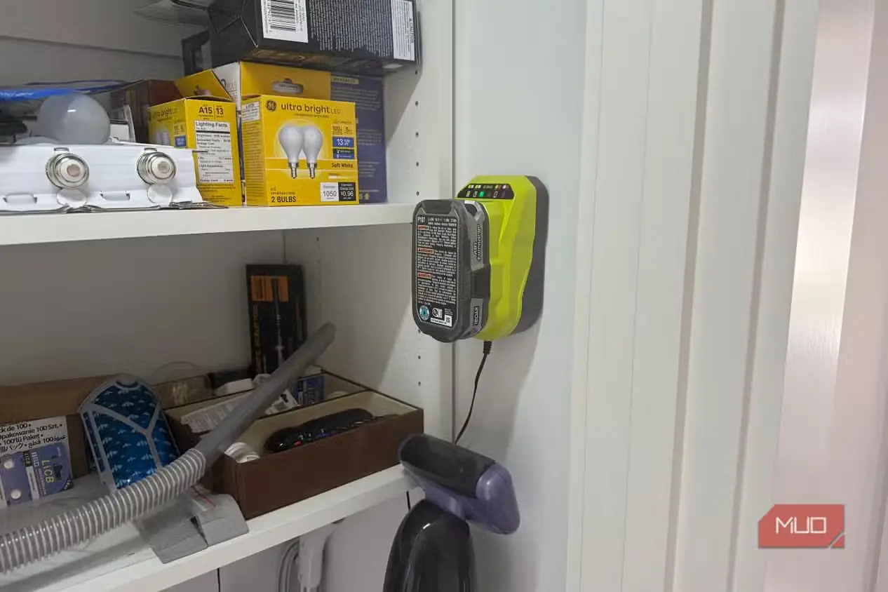 باتری لیتیومی 18V از Ryobi روی شارژر
