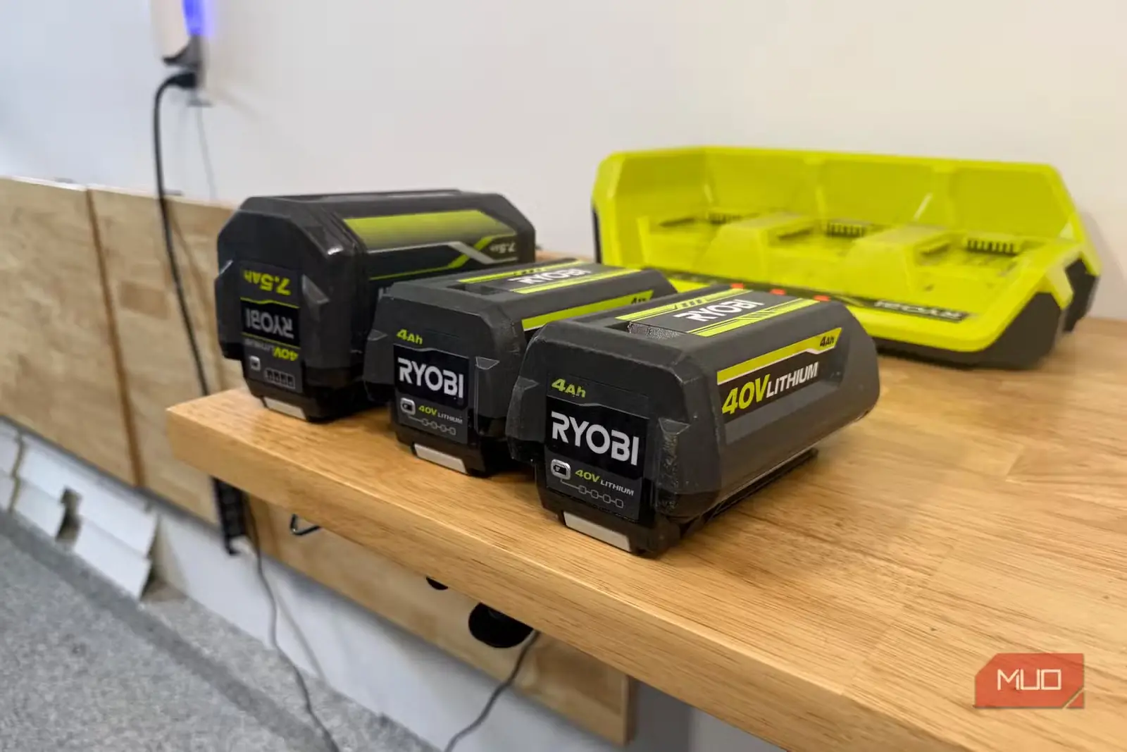 باتریهای لیتیومی 40V از Ryobi در کنار یکدیگر