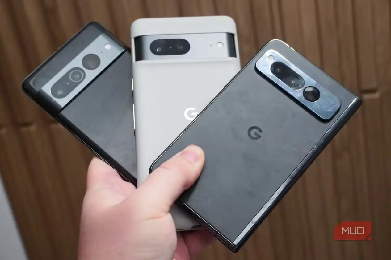 گوشیهای Google Pixel 7، Google Pixel 7 Pro و Google Pixel Fold در دست
