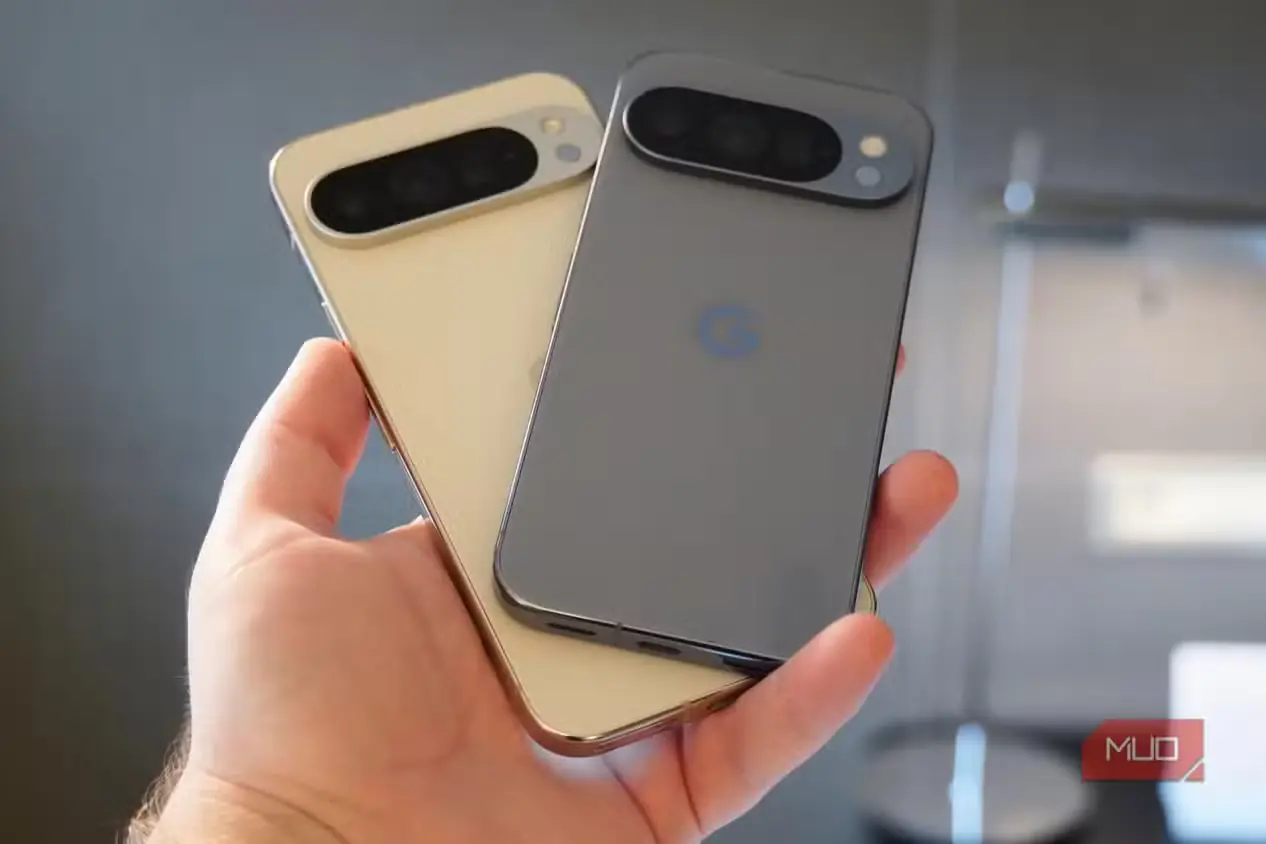 گوشیهای Google Pixel 9 Pro XL و Google Pixel 10 Pro در دست