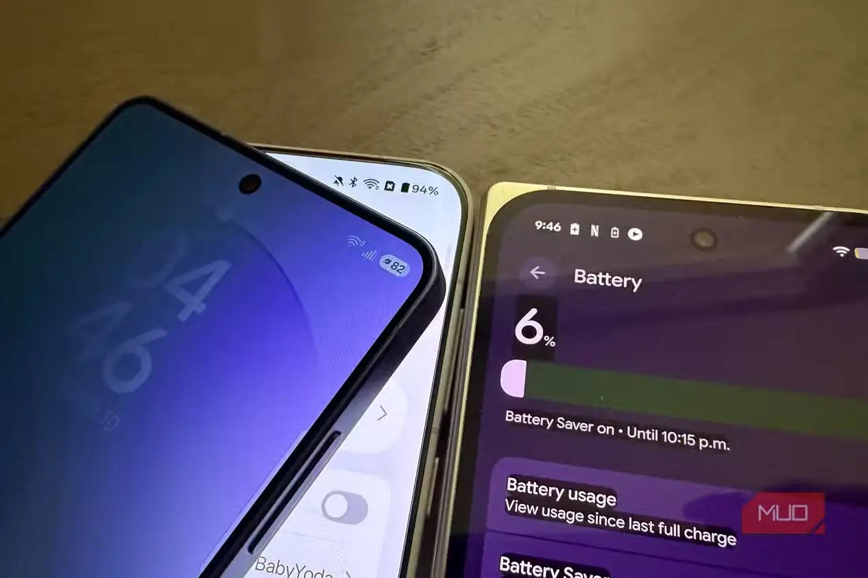 سه گوشی Android روی یکدیگر با نمایش نشانگر دوام باتری
