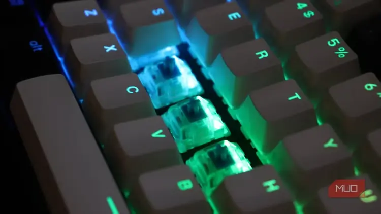 سوییچهای آبی Gateron روی صفحهکلید Keychron
