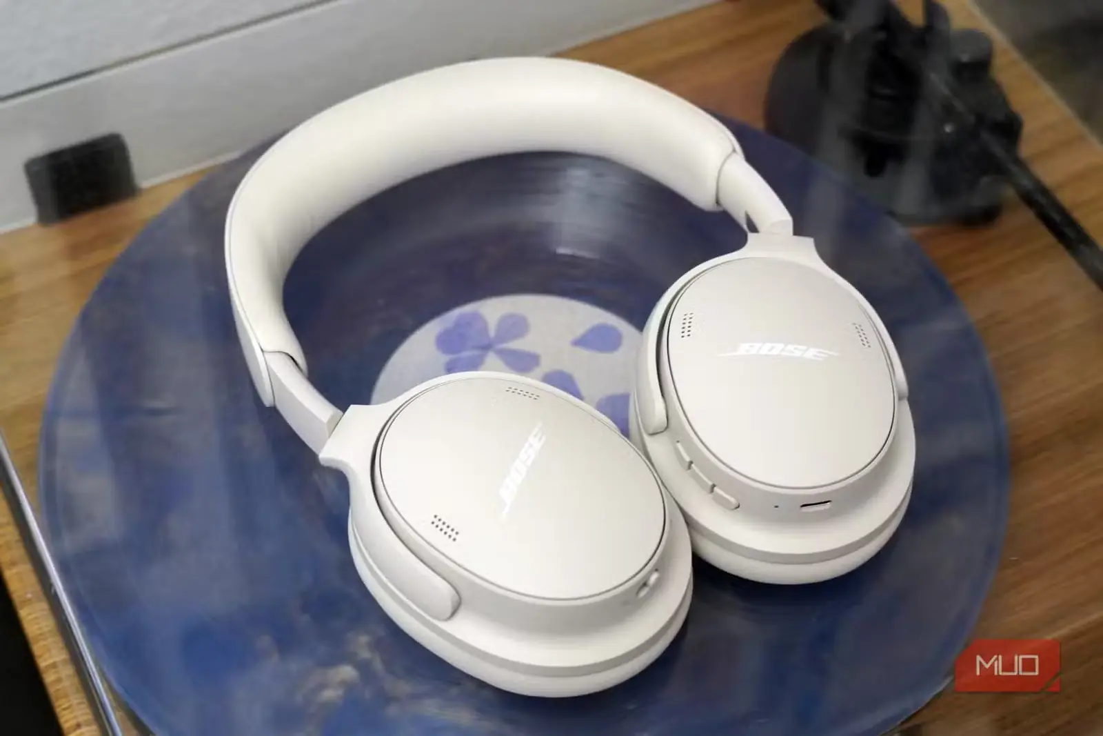 هدفون سفید Bose QuietComfort 2 روی دستگاه پخش صفحه