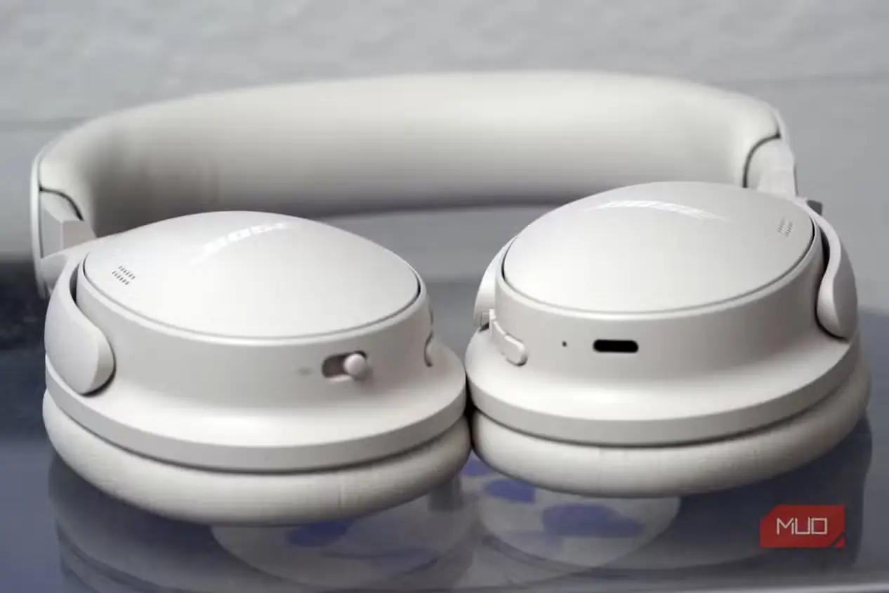 تصویری از هدفون سفید Bose QuietComfort 2