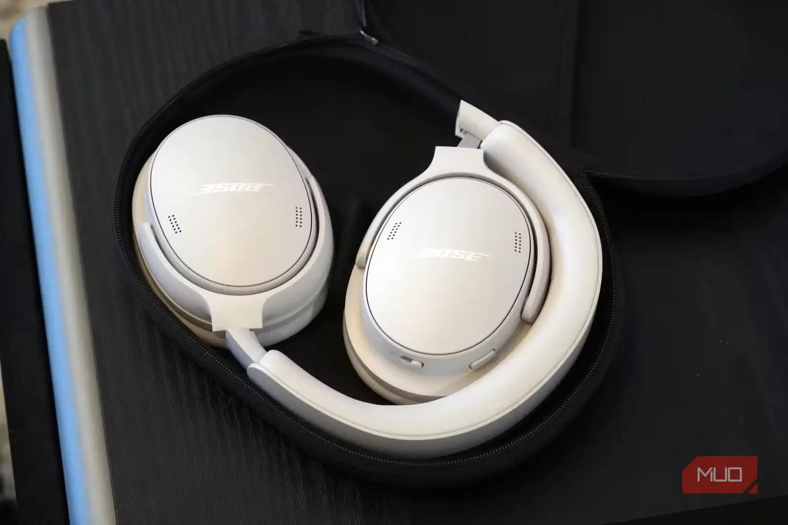 هدفون سفید و تاشده Bose QuietComfort 2