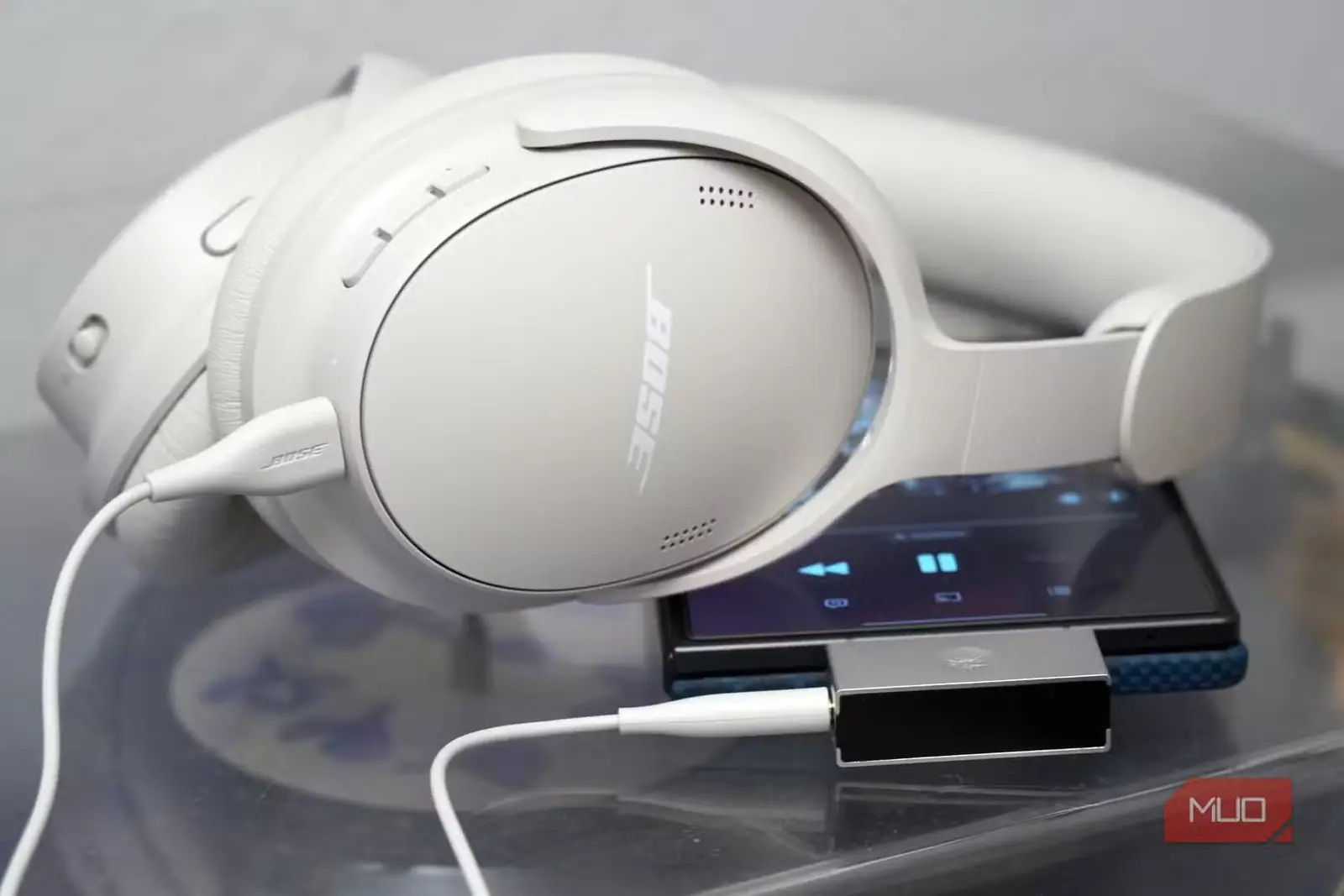 هدفون سفید Bose QuietComfort 2 متصل به مبدل دیجیتال به آنالوگ (DAC)