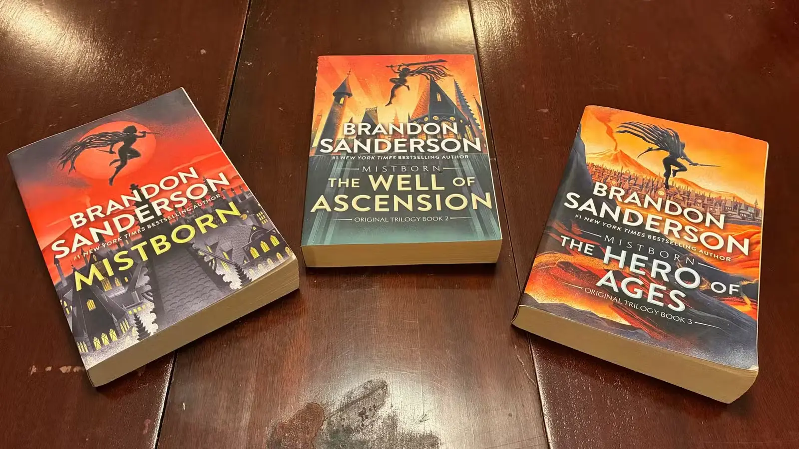 تصویر سهگانه Mistborn شامل Mistborn، The Well of Ascension و The Hero of Ages