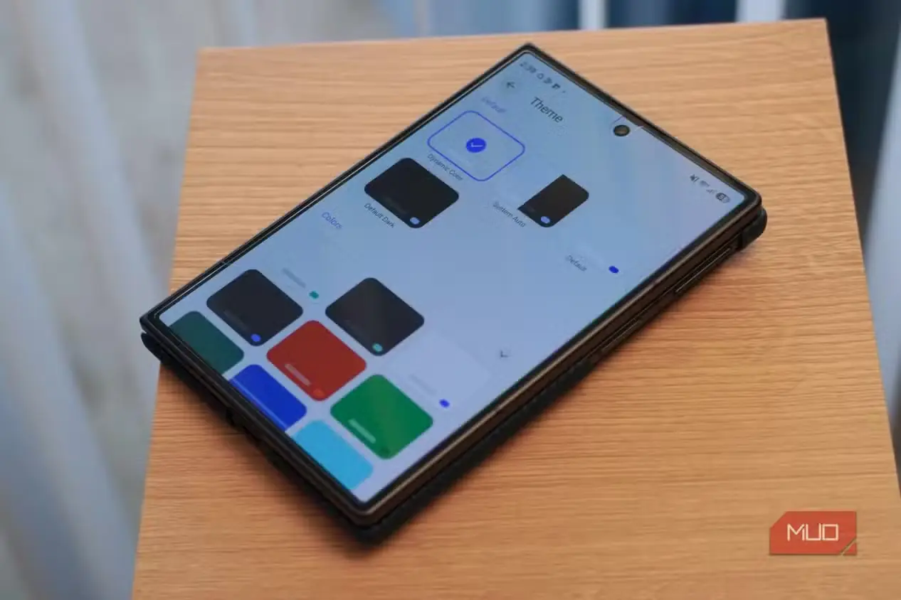 نمای Gboard روی گوشی Galaxy Z Fold 8