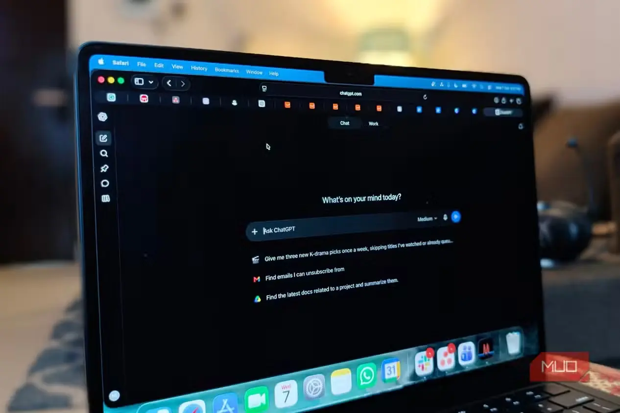 نمای باز ChatGPT در مرورگر MacBook Air