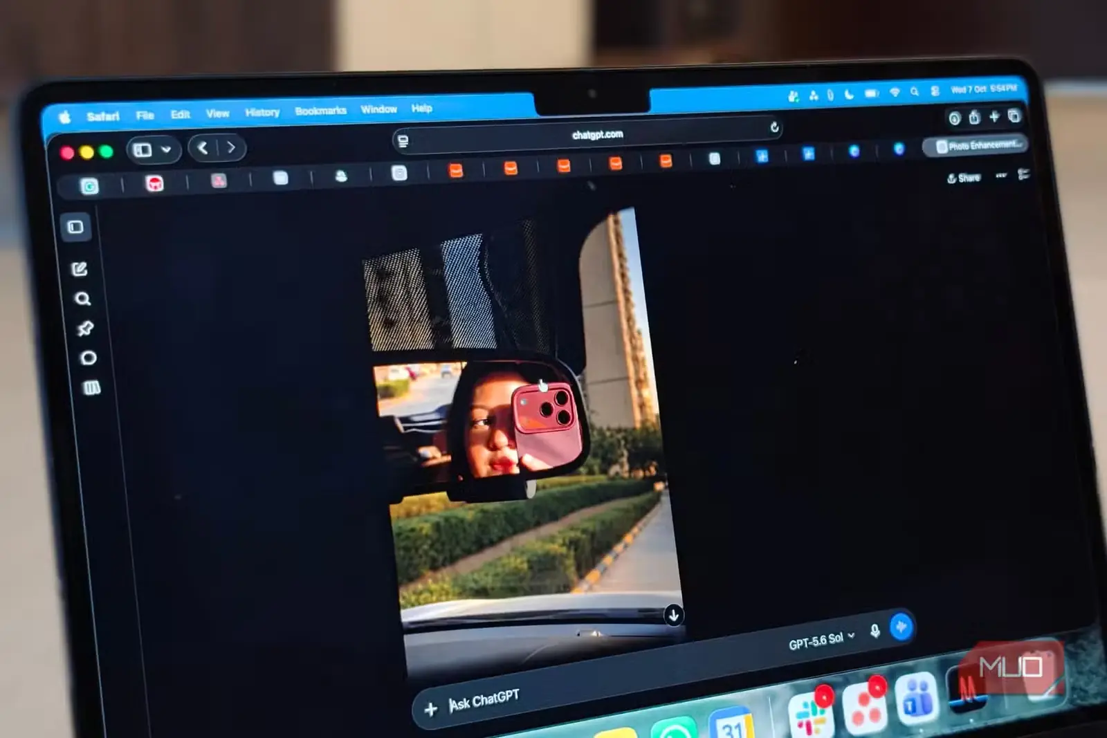 نمونه تصویر آینهای پاکسازیشده با ChatGPT در MacBook