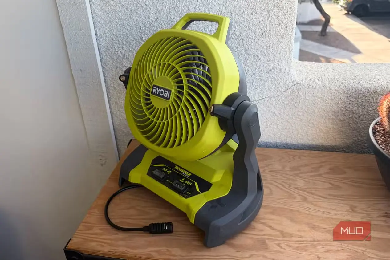 پنکه مهپاش سطلی Ryobi روی صندوق ابزار
