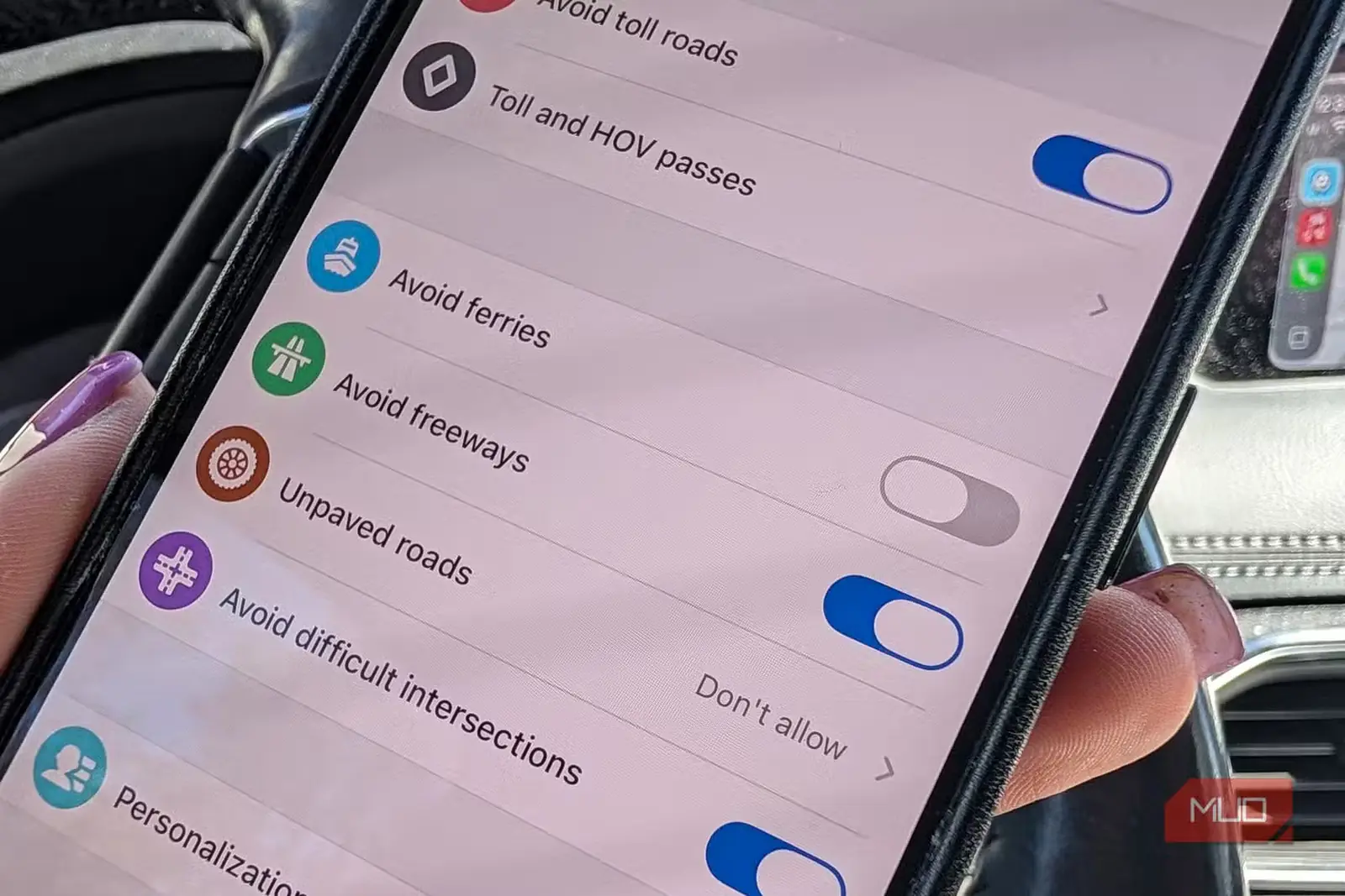 نمای نزدیک iPhone در خودرو با گزینهٔ پرهیز از آزادراهها در Waze