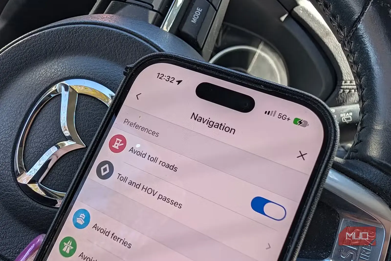 نمای نزدیک iPhone در خودرو با گزینهٔ پرهیز از جادههای عوارضی در Waze