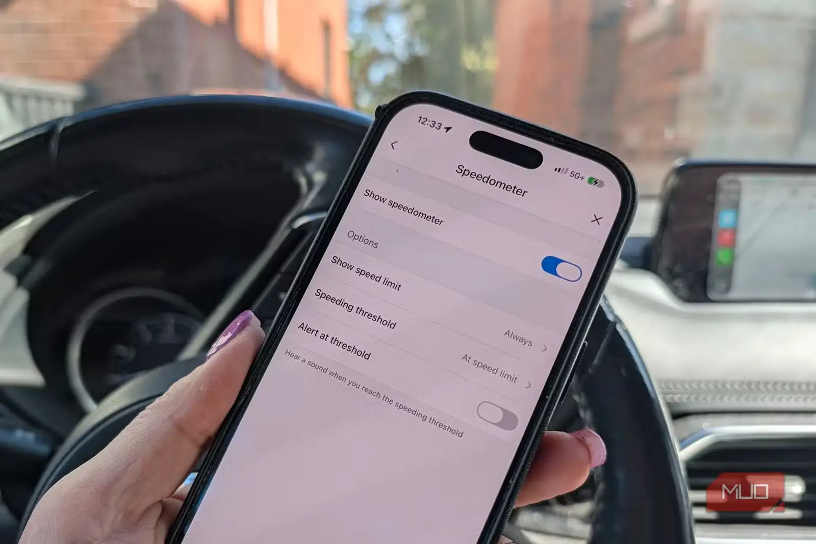 نمای نزدیک تنظیمات سرعتسنج Waze روی iPhone داخل خودرو