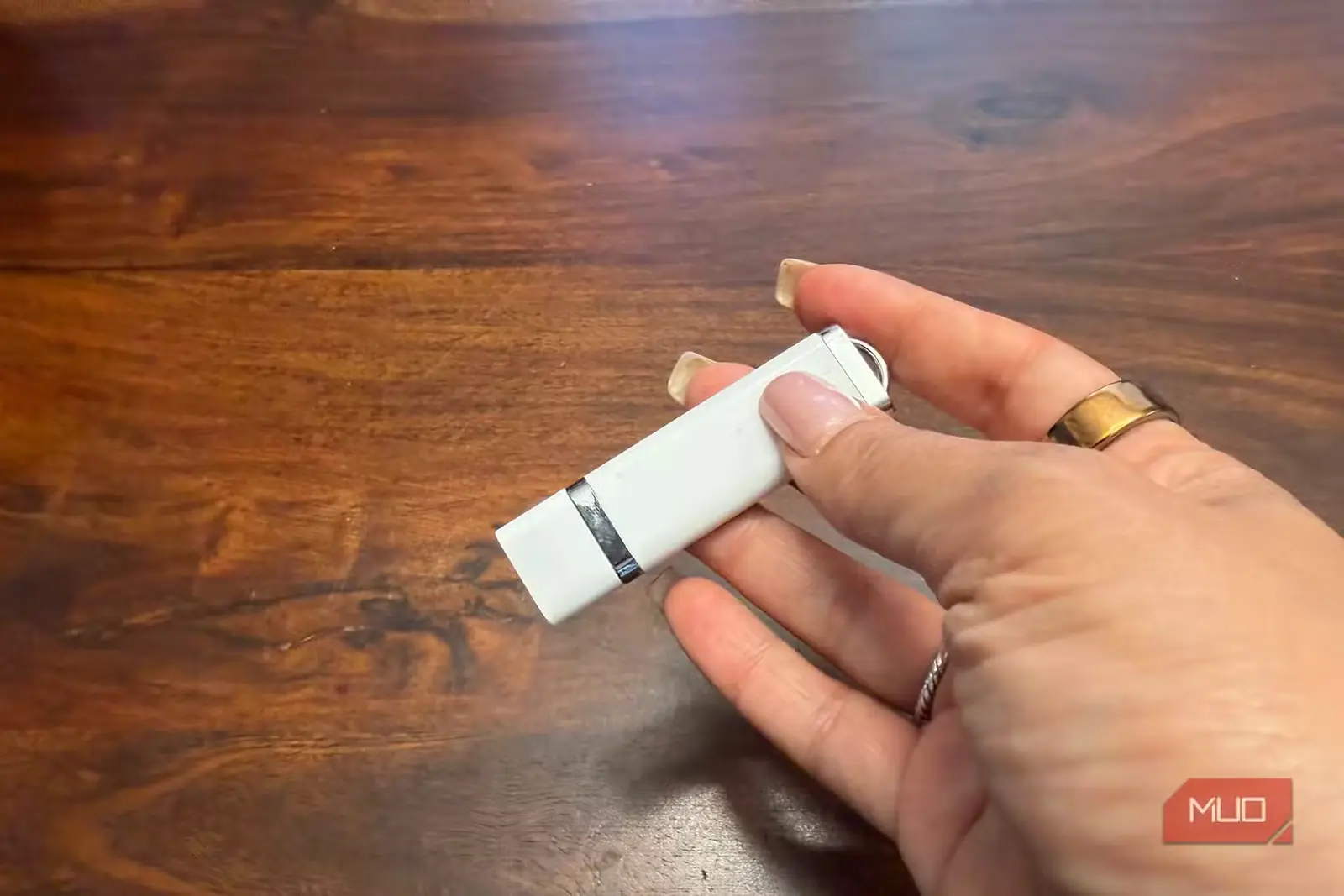 حافظه USB سفید و درپوشدار در دست