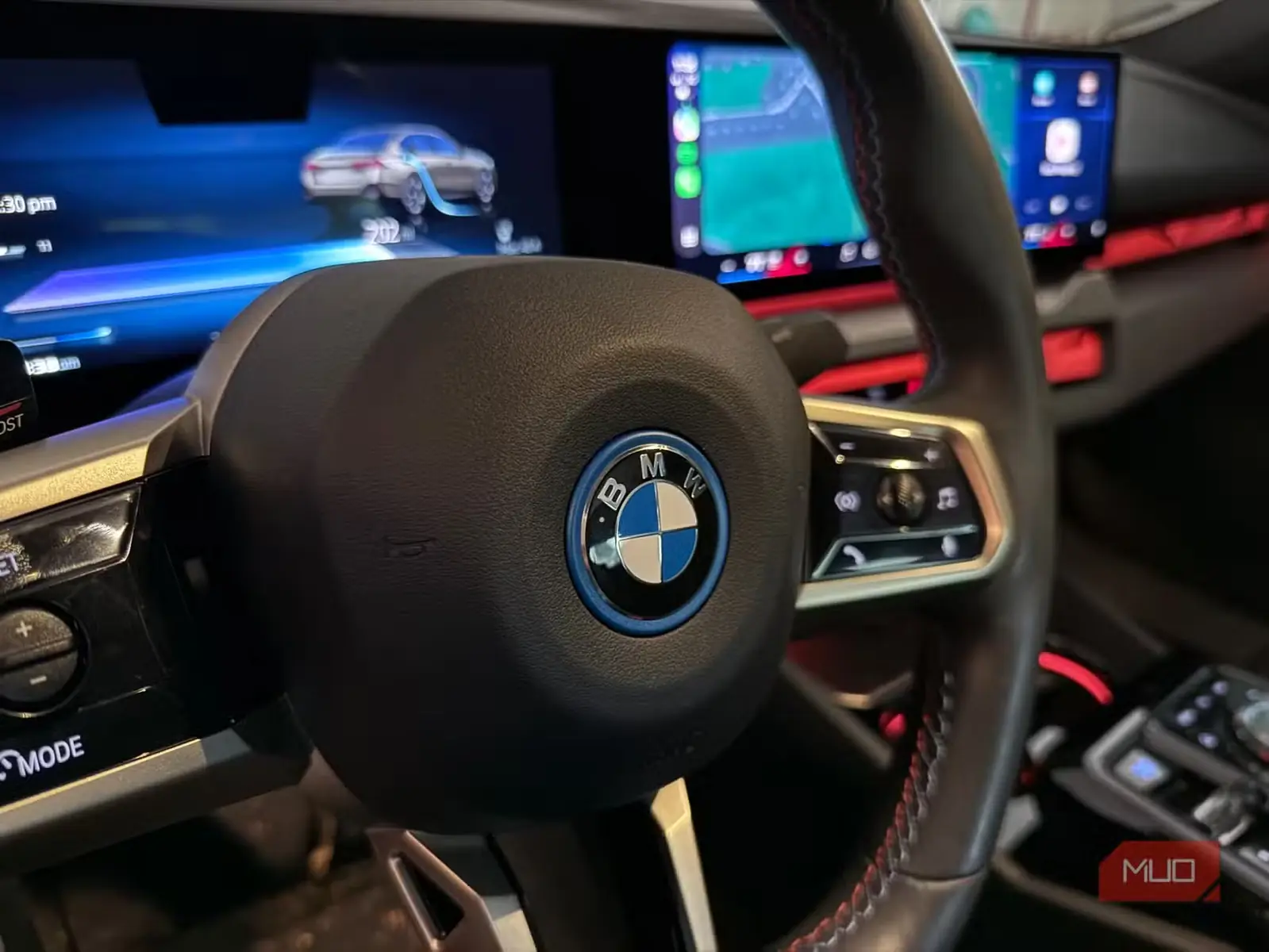 نمای فضای داخلی خودروی برقی BMW i5 EV