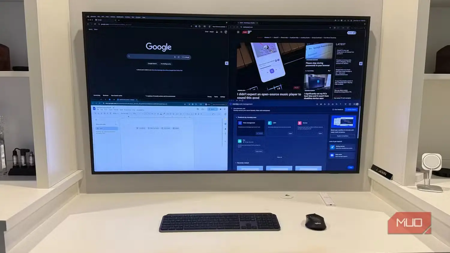 تلویزیون 55 اینچی Samsung Frame روی میز با محیط macOS
