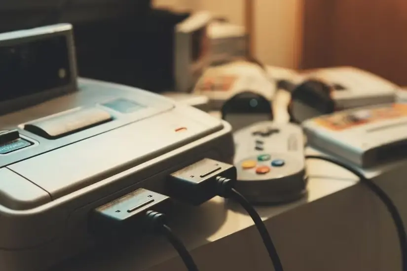 کنسول قدیمی Super Nintendo همراه چند کارتریج بازی