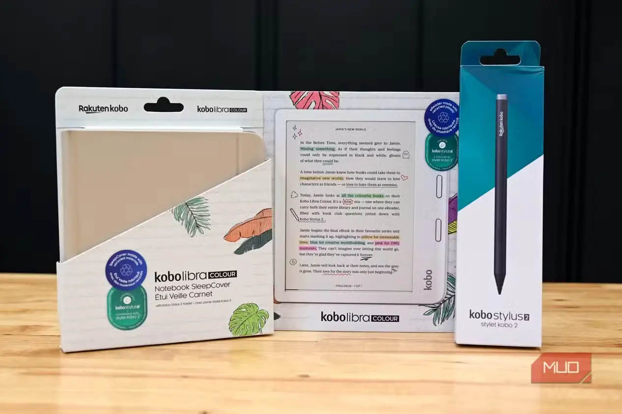 دستگاه Kobo Libra Colour همراه قاب خواب و قلم لمسی روی میز