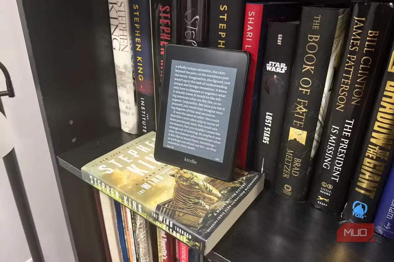 دستگاه Kindle Paperwhite روی قفسهٔ کتاب