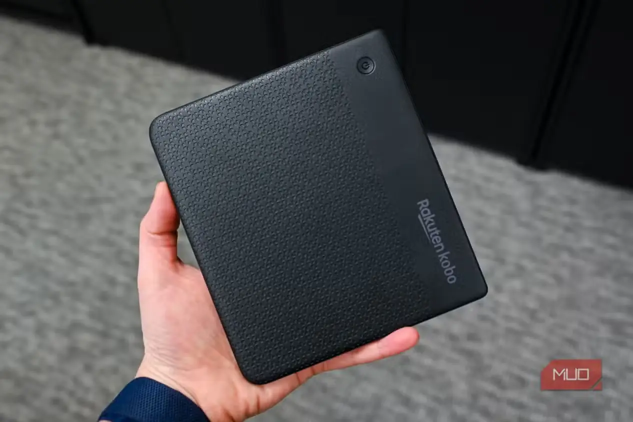 نمای پشت Kobo Libra Colour در دست کاربر