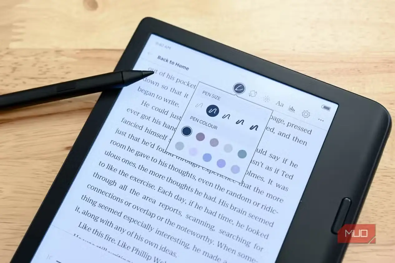 قلم لمسی و دستگاه Kobo Libra Colour روی میز
