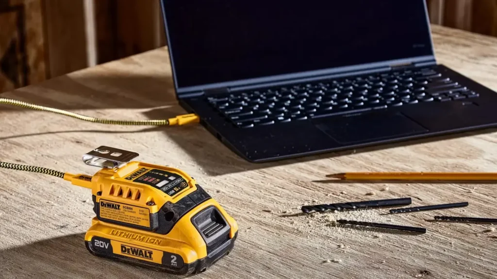 این آداپتور دی‌والت هر باتری 20V شما را به پاوربانک 100W تبدیل می‌کند