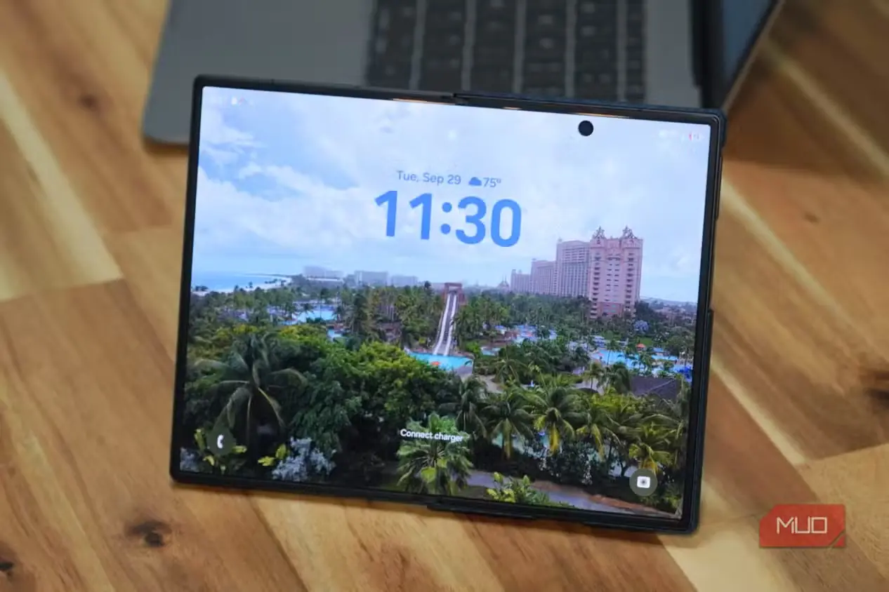 گوشی Samsung Galaxy Z Fold 8 با قاب MagSafe روی میز